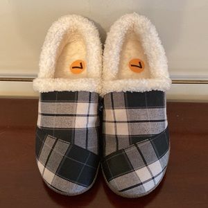 NWOT Toms Cozy Slip Ons
